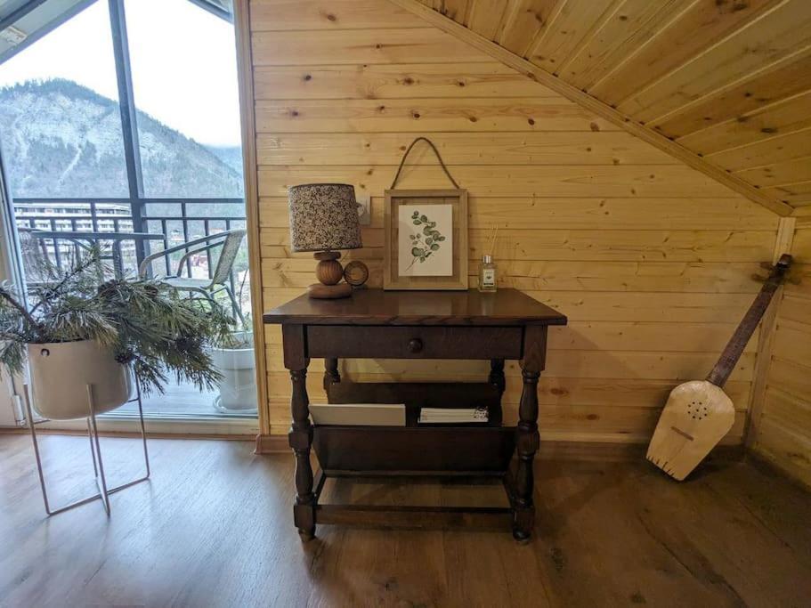 Unforgettable Attic With Balcony In Borjomi Apartment Ngoại thất bức ảnh